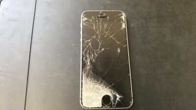 これは危険！割れたまま使い続けたiPhone SEが・・・