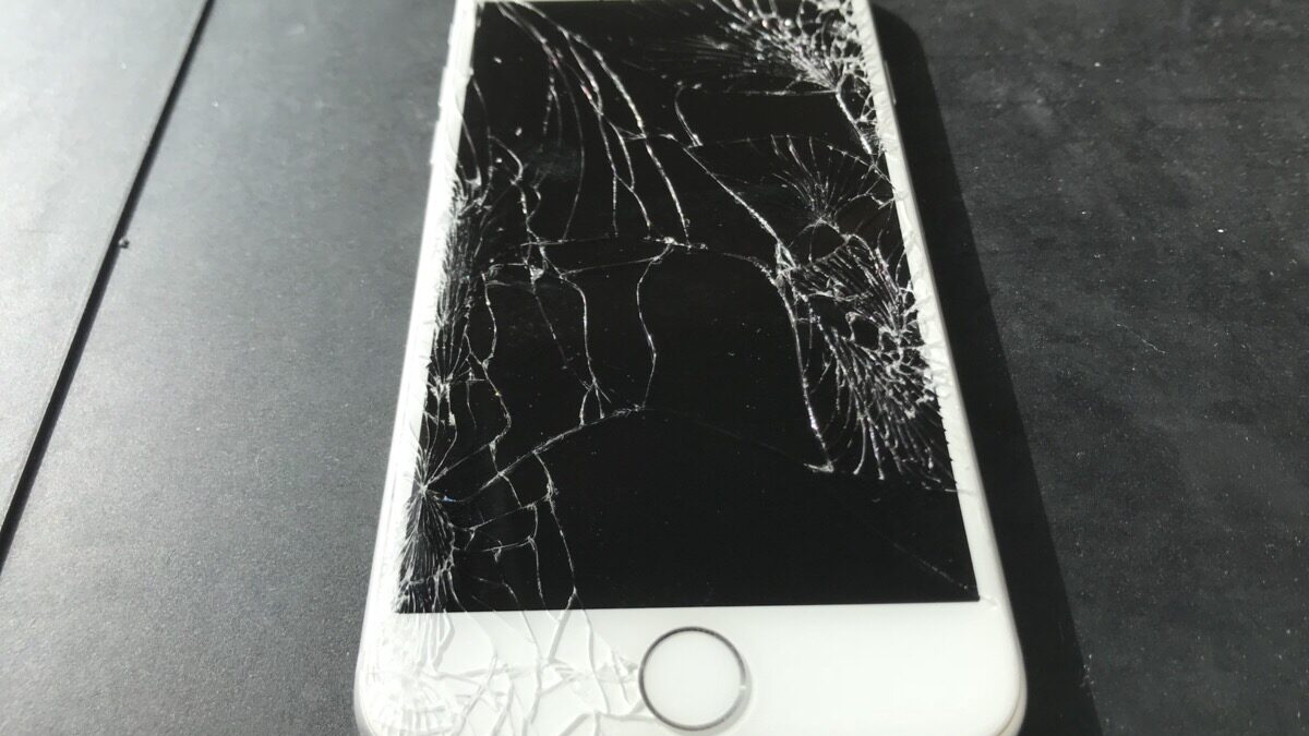 まだまだ新しいiPhone8のガラスが割れて無残な姿に・・・(*_*;