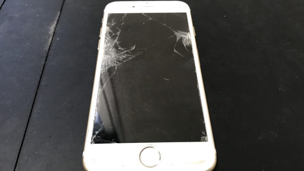 iPhoneのガラスが割れた時はどうする？修理の料金や期間、データについて解説します