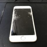 iPhoneのガラスが割れた時はどうする？修理の料金や期間、データについて解説します