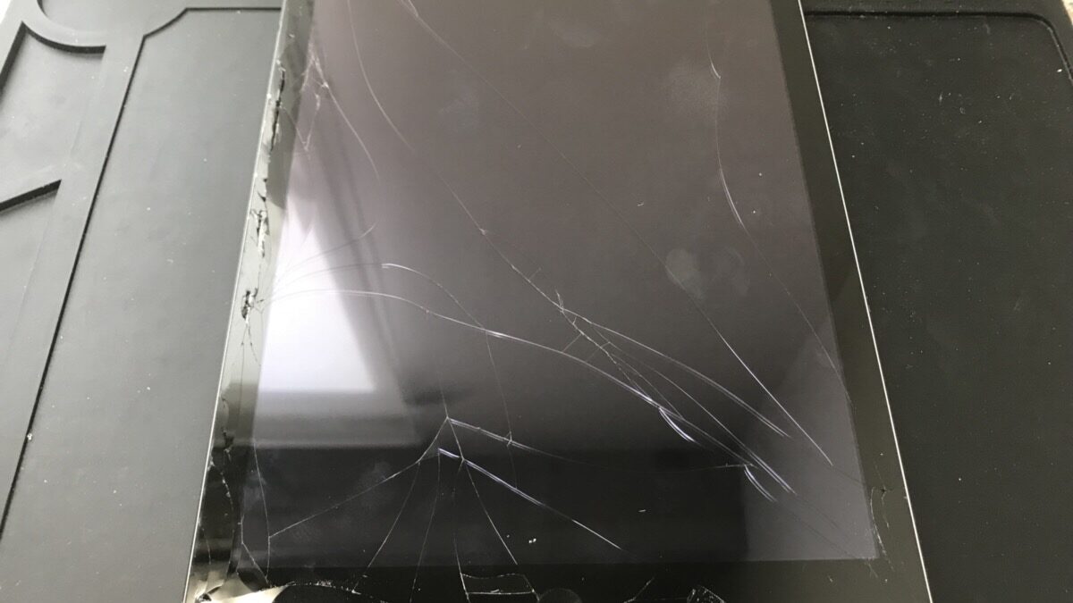 破片がポロポロ・・・iPad Airのガラス割れ修理