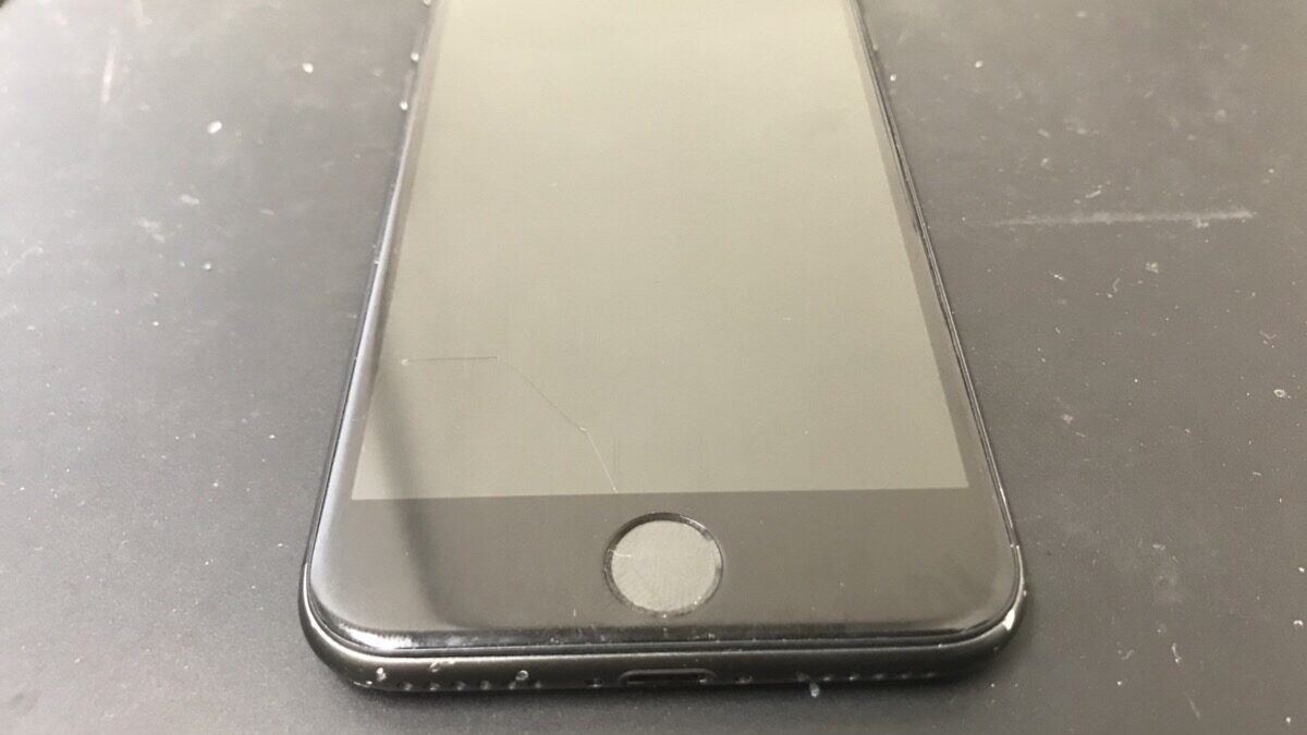 たったこれだけの”ひび割れ”でタッチもできなくなるの？iPhone8の液晶修理
