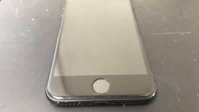 たったこれだけの”ひび割れ”でタッチもできなくなるの？iPhone8の液晶修理