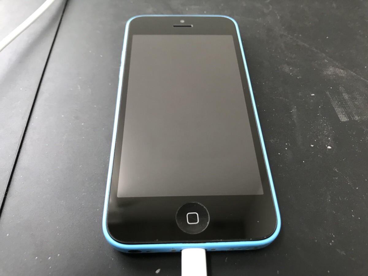 まだまだ現役です カラフルなカラーがオシャレなiphone 5cの画面修理 Iphone スマホ タブレット修理の クイックリペアプラス鹿児島店