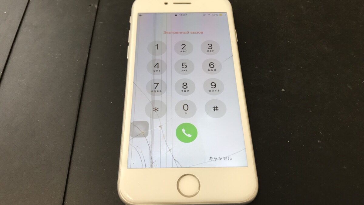iPhone8のガラス割れ+液晶破損の修理‐左半分がタッチ操作不可