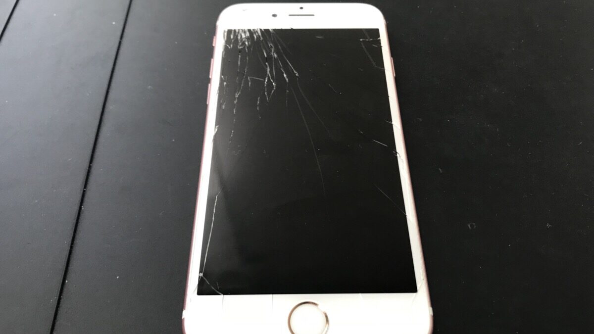 新型iPhoneもいいけど修理すればまだまだ長く使えるのでは？？
