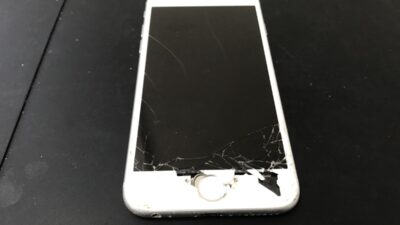 iPhoneの中身が見えるくらい画面が割れてしまった！修理できるの？