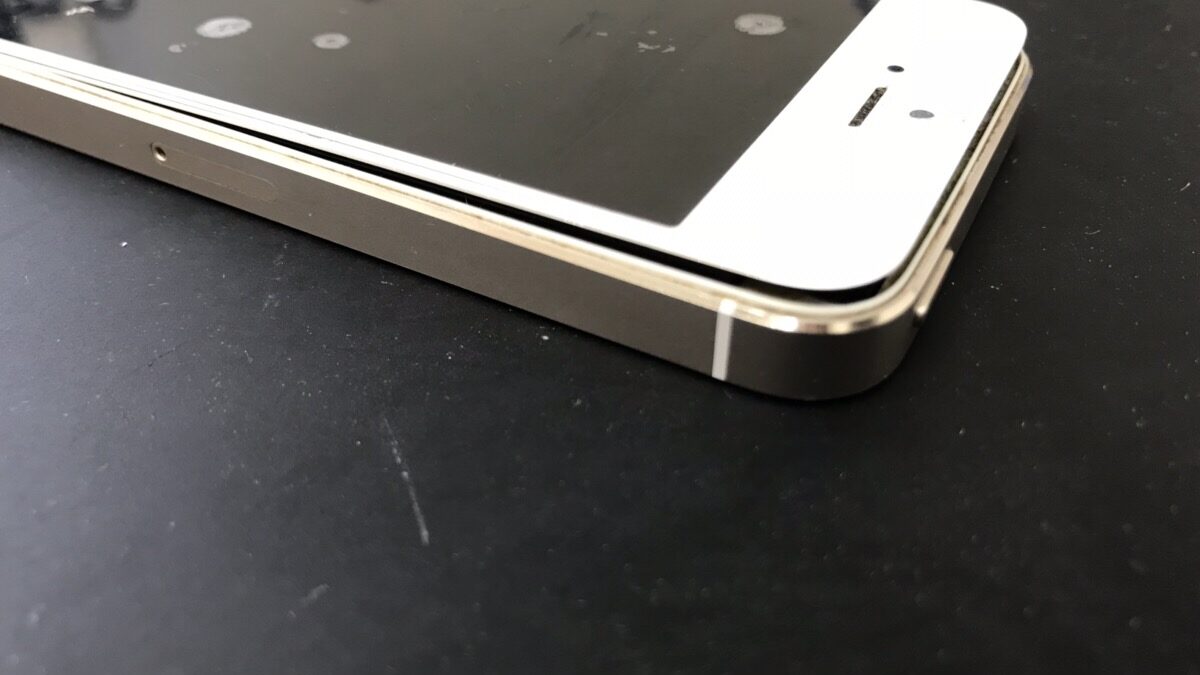 【iPhone】バッテリーの膨張で画面が浮いてくる現象