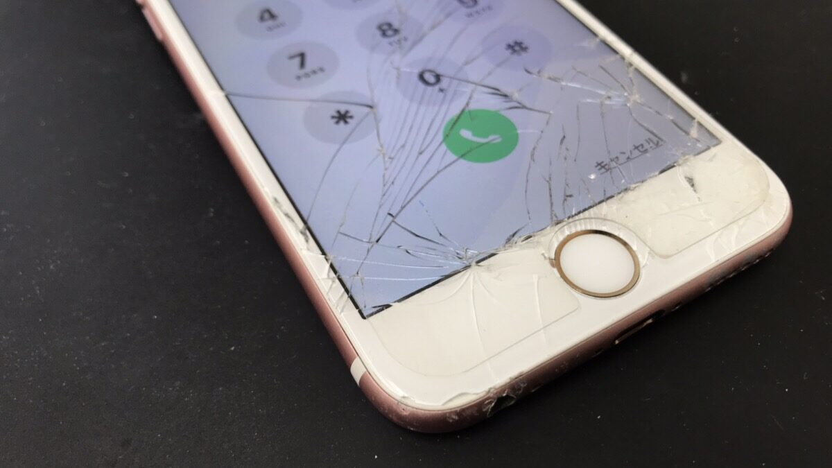 ガラスの破片がポロポロと・・・iPhone6sの画面割れ修理