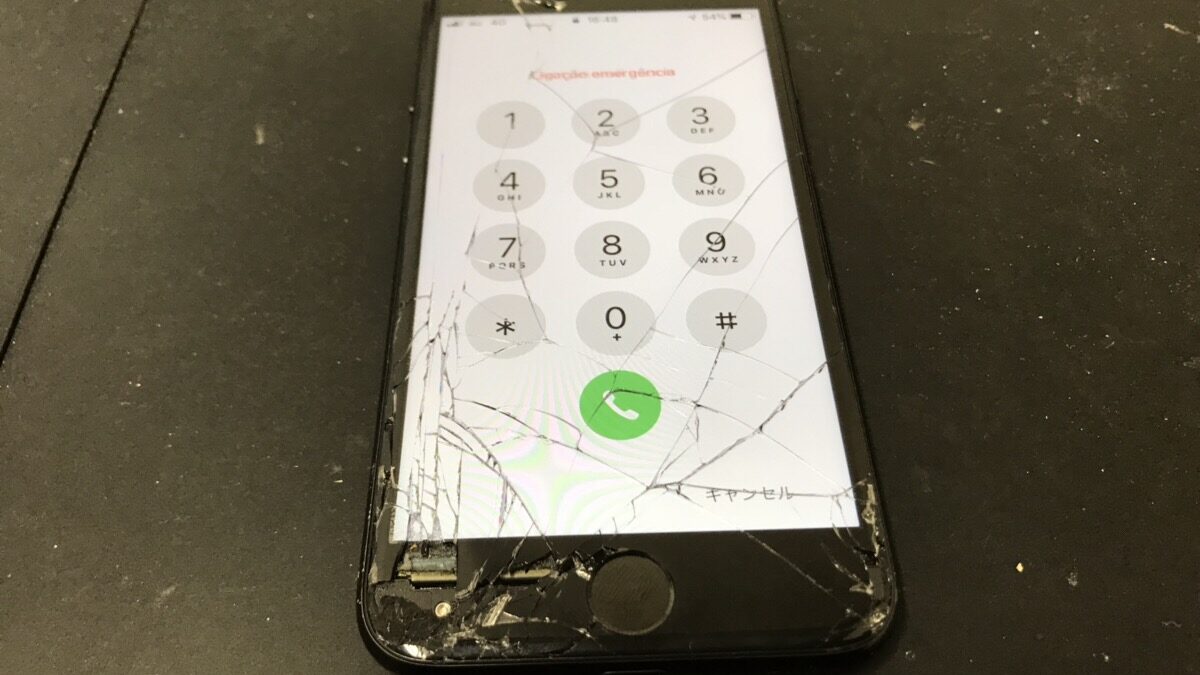画面に穴が！？iPhone7の画面破損がヤバ過ぎた・・・