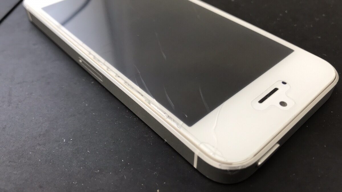 【iPhone SE】ガラス割れ修理が最短15分！県内最安値で修理する方法！