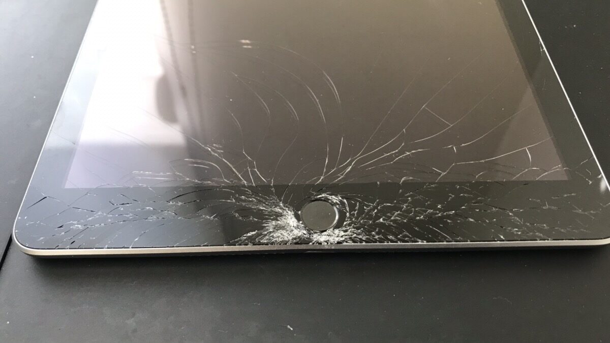 【iPad6】画面割れでガラスがポロポロ落ちる…即日修理します！