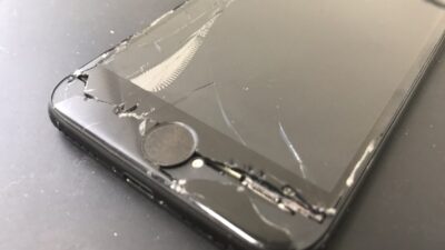iPhone7のガラスが割れて中身が丸見え！？ホームボタン周辺は危険です。
