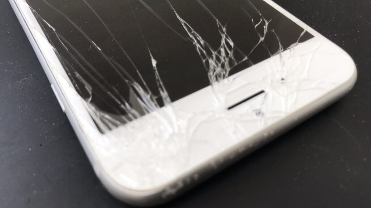 【iPhone】画面が割れてガラス片が指に刺さる！