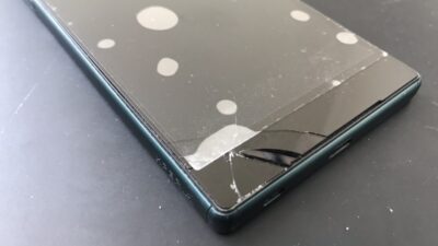 【XPERIA Z5】画面が割れて中身が丸見えの状態でも修理すればスッキリ。