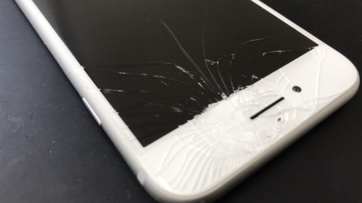 iPhoneの画面が割れたらどうする？？できるだけ安く修理したい方へ！