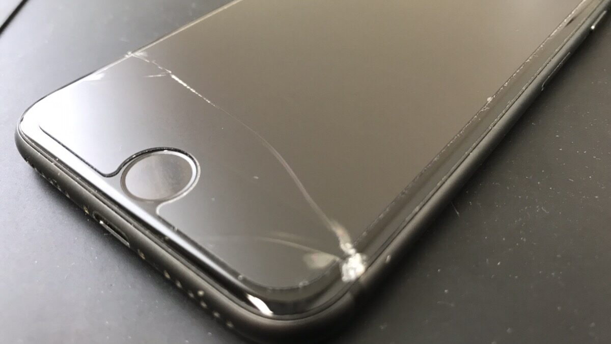 【iPhone8】軽度のガラス割れも放置すると危険？画面修理は早めに！