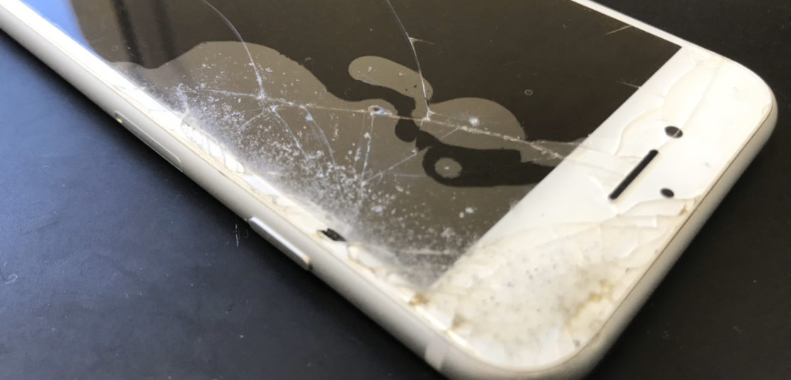 修理前のiPhone