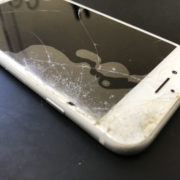 修理前のiPhone