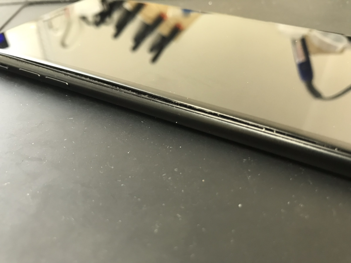 バッテリーが膨張したiPhone7Plusの修理