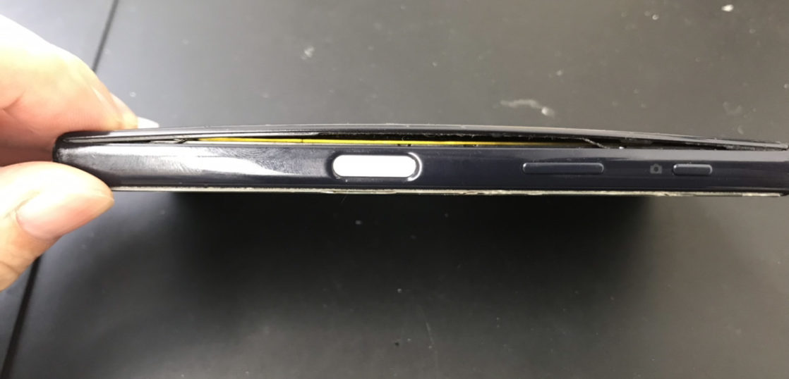 Xperia X Compact バッテリーの膨張でバックパネルが浮いてきた Iphone スマホ タブレット修理の クイックリペアプラス鹿児島店