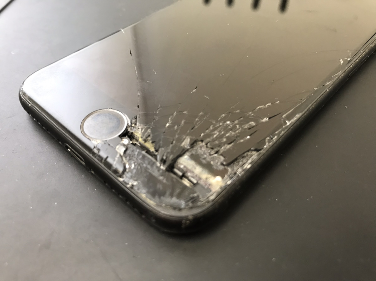 これは危険！中身が丸見えのiPhone7の修理
