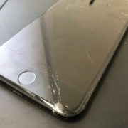 画面修理前のiPhone8Plus