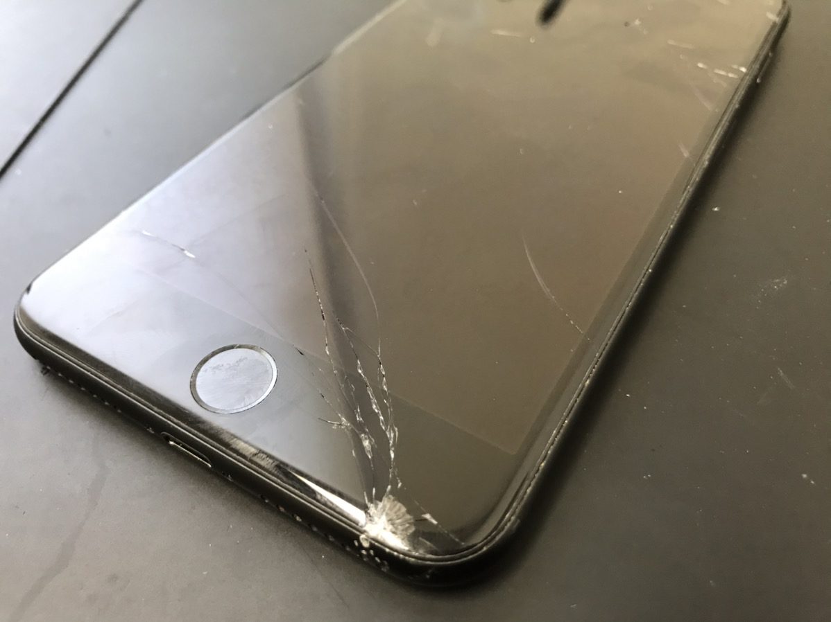 【iPhone8Plus】画面のヒビ割れ修理でご来店されたお客様