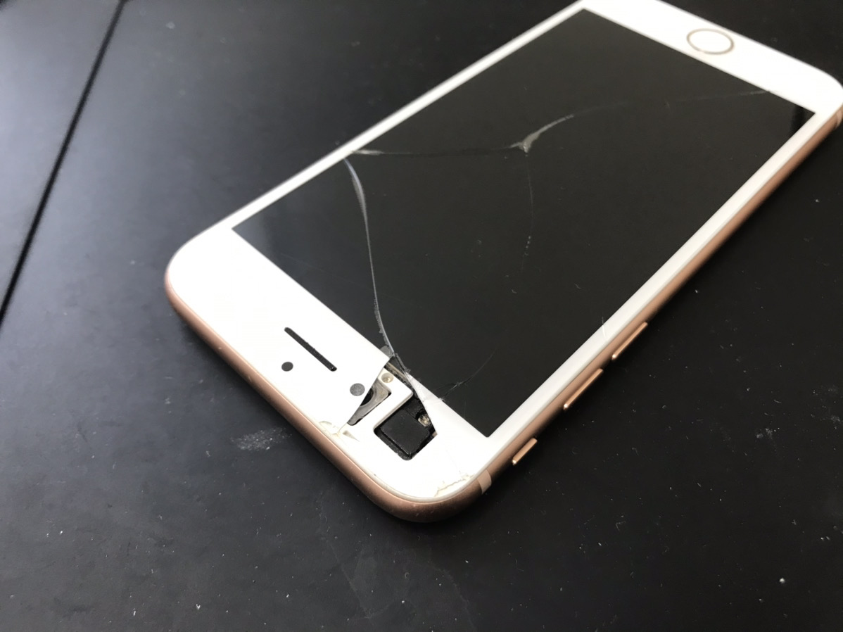 穴の開いたiPhone8も最短15分の即日修理！