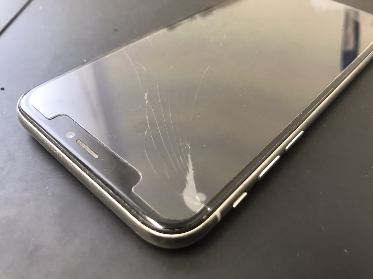画面に亀裂が入ったiPhoneXも最短30分で修理可能！