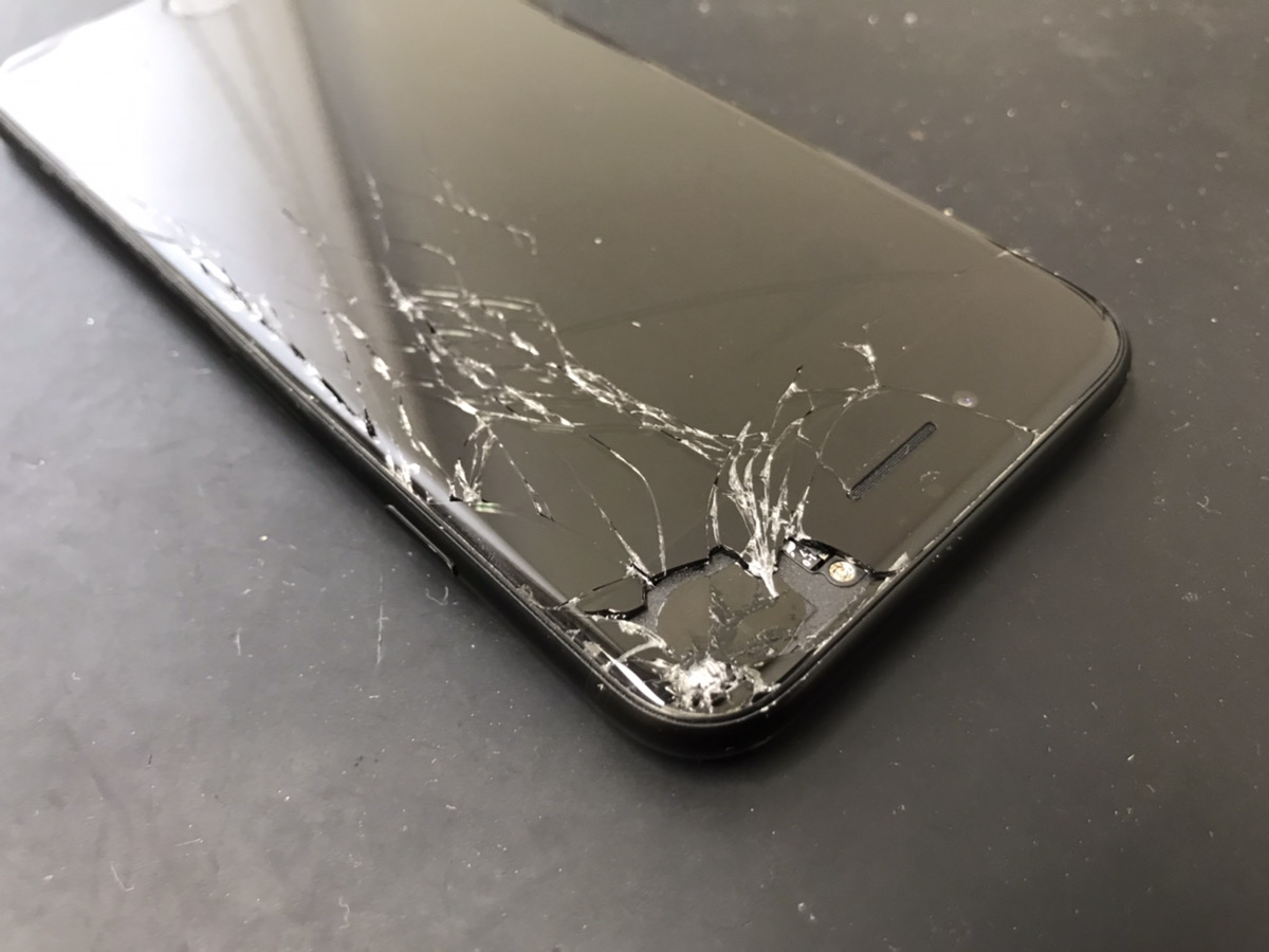 iPhone7の画面が割れてガラス片がポロリ・・・