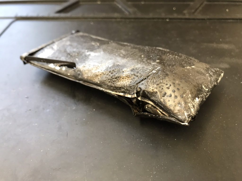発火したiPhone6sPlusのバッテリー