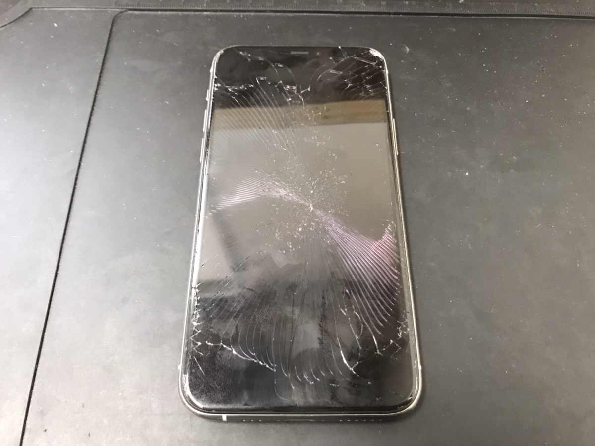 iPhone11Proの画面全体が粉々に割れてタッチ不良まで発生！？