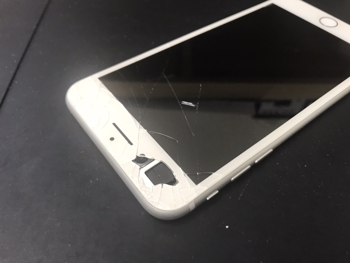 【要注意】iPhone8Plusの画面に穴が開いた！？