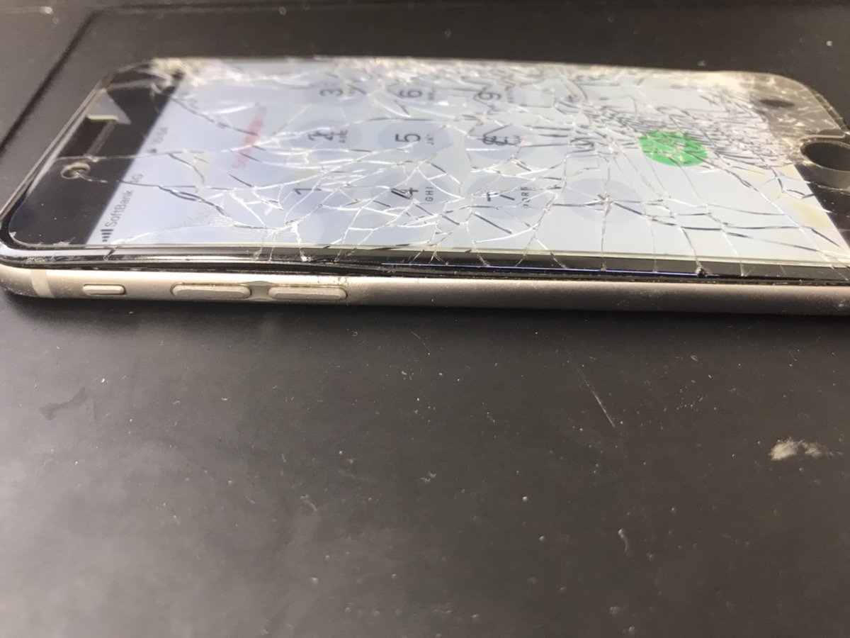 iPhone6のガラスが割れて画面も浮いている