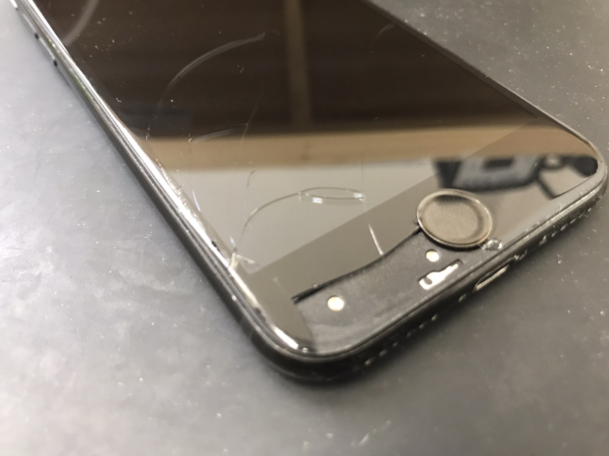 【iPhone7画面割れ】ホームボタン横のガラスが無くなった！？