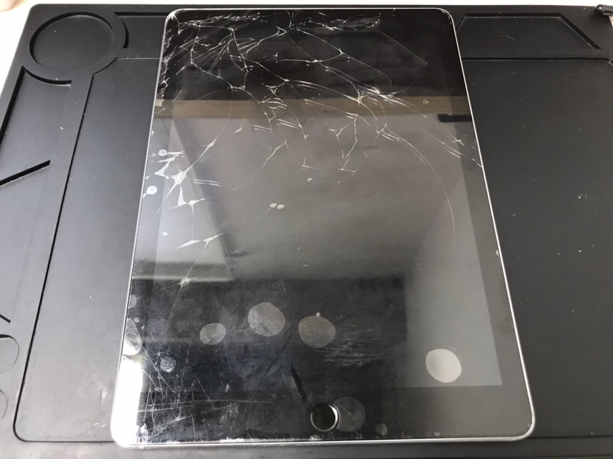 iPad第6世代の画面がバキバキ！？クイックリペアプラス鹿児島店で即日修理
