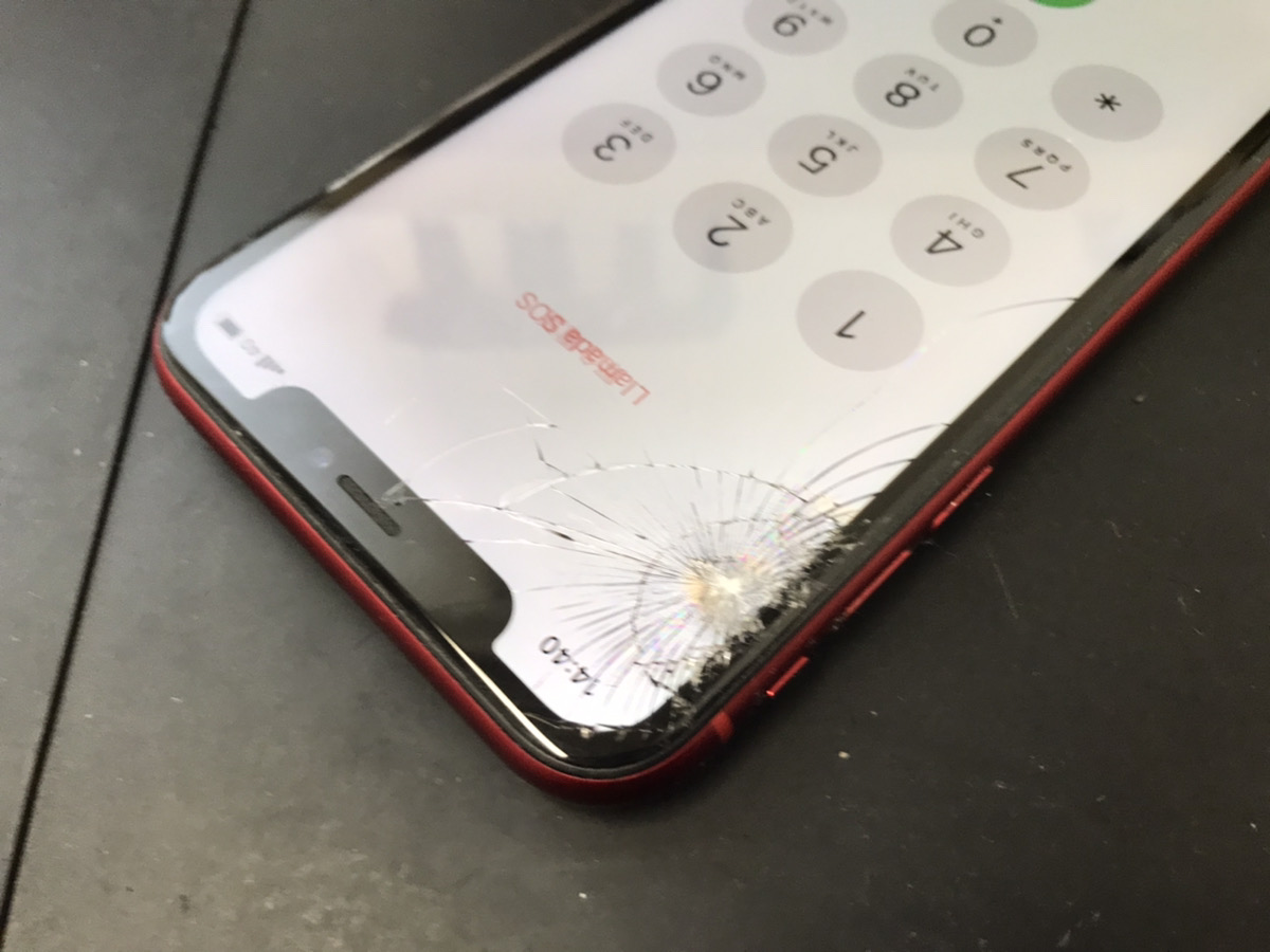 iPhoneXRの上に重い物を落として画面が割れた