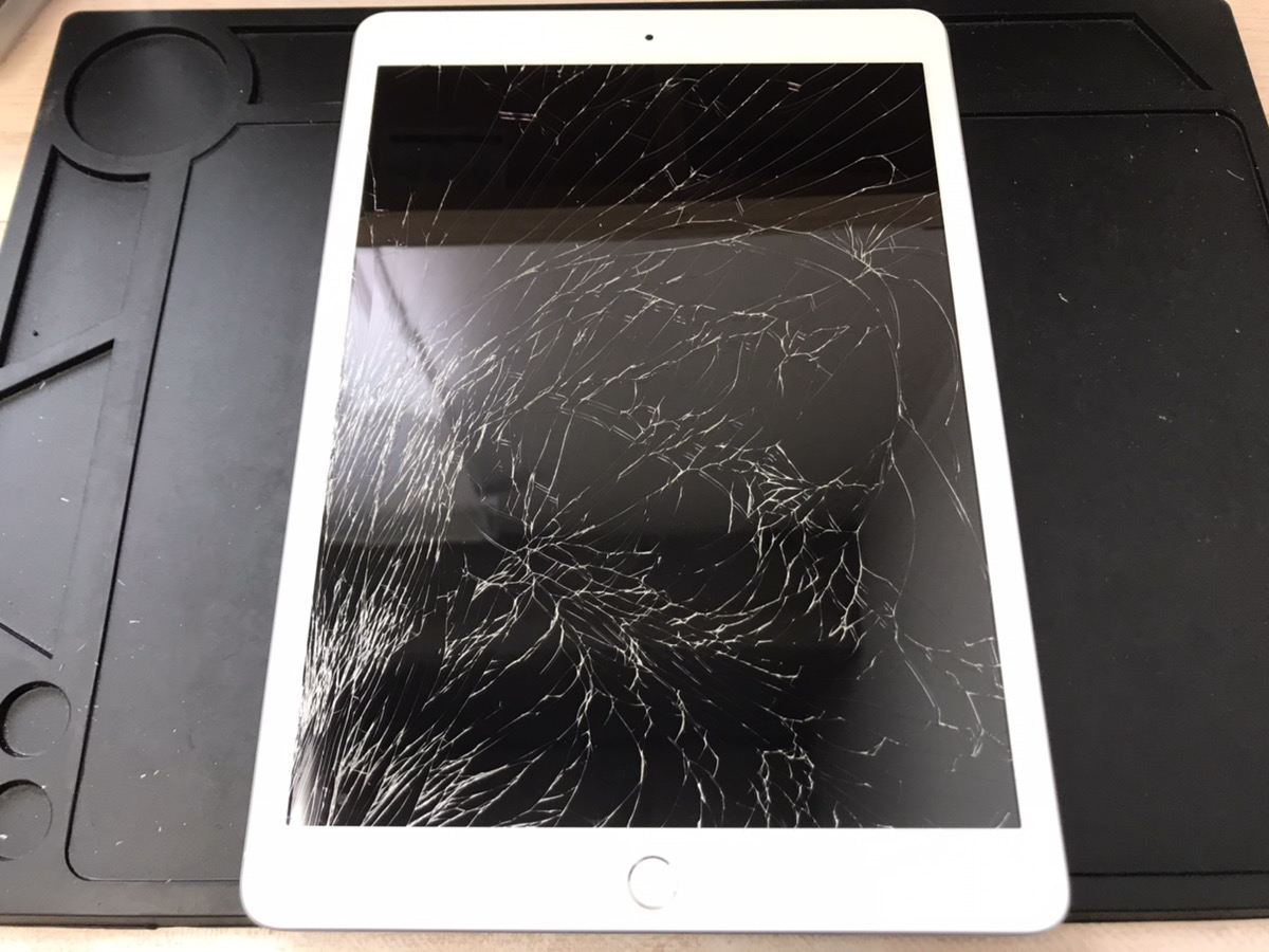 iPad第7世代の画面が粉々に割れて子供が怪我を！？