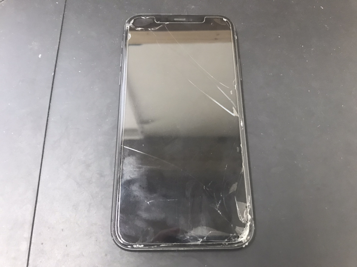 【iPhone11】画面が割れた瞬間から液晶が映らなくなった！？