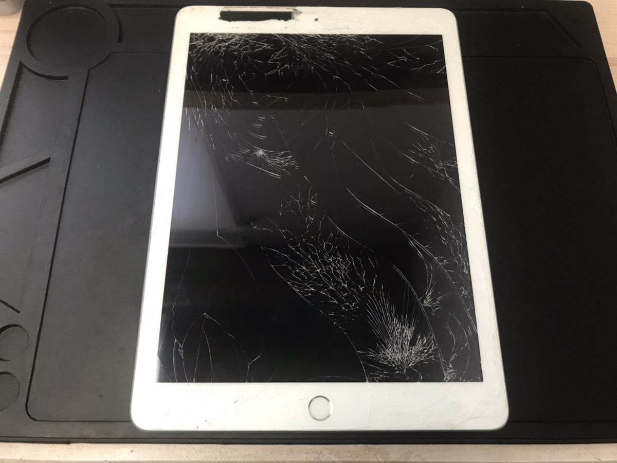 ガラス割れでiPad第5世代の画面にぽっかり穴が！？