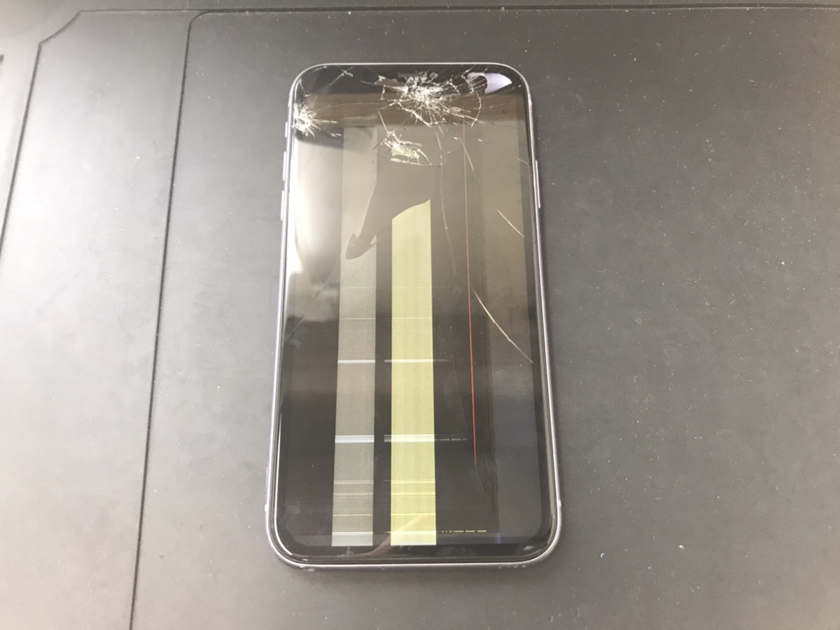 液晶破損によって誤作動まで起きているiPhone11の修理依頼