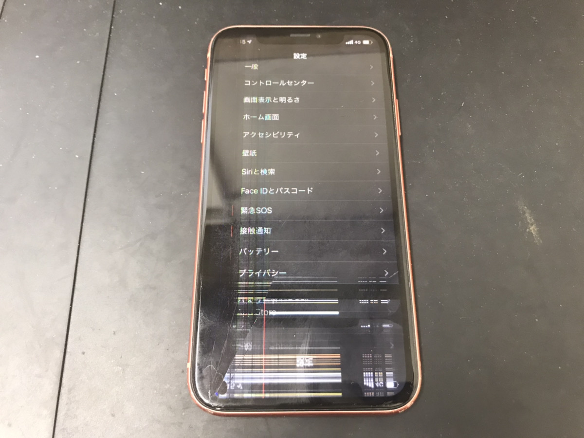 iPhoneXRの画面が壊れて黒い縦線が…修理可能？