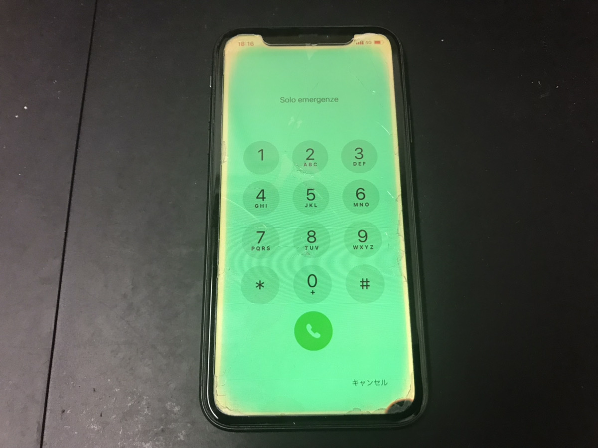 iPhone11を何度も地面に落として画面が緑色に！？