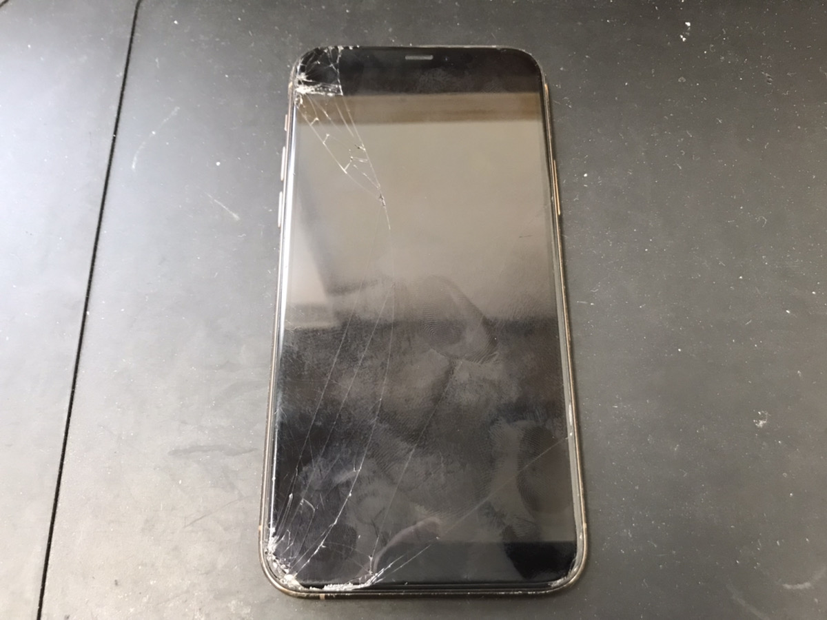 【iPhone11Pro】画面割れによって誤タッチが起きても即日修理
