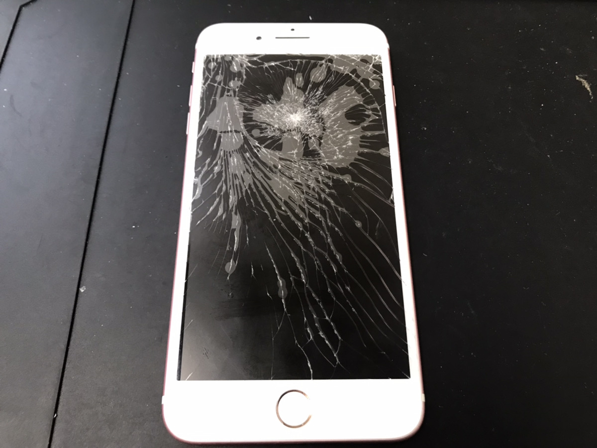 椅子の下敷きになったiPhone7Plusの画面割れ修理