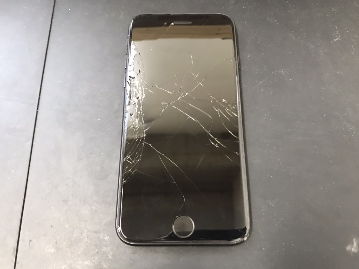 【iPhoneSE2】画面が粉々に割れて液晶までダメージが！？