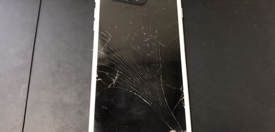 画面修理前のiPhone8Plus