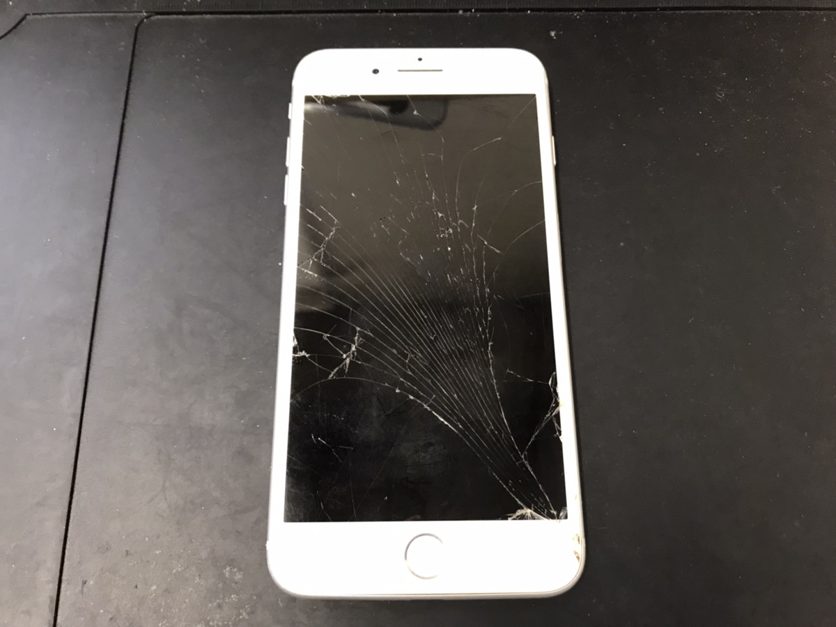 【iPhone8Plus】ガラス割れによって画面が勝手に動く！？