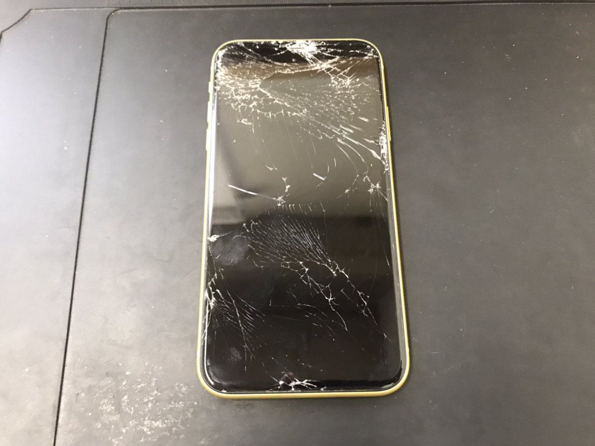 液晶まで完全に壊れてしまったiPhone11の修理依頼